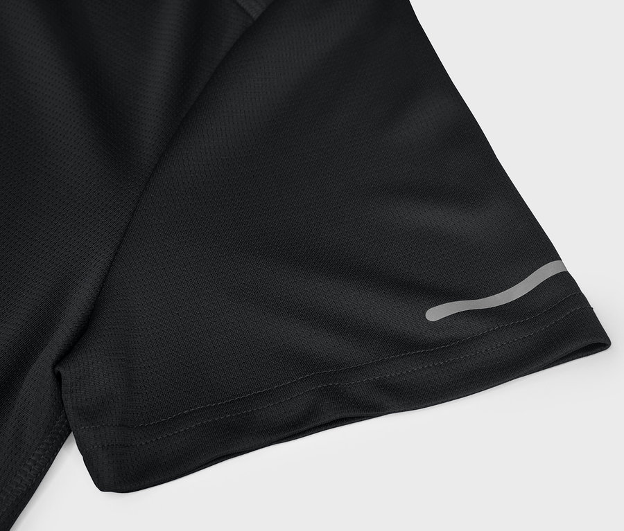 Gros plan sur un t-shirt de sport noir à manches courtes avec un détail réfléchissant.