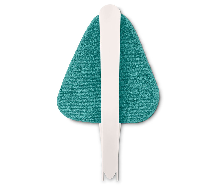 Gros plan d'une serpillière triangulaire verte avec un manche blanc sur fond blanc.