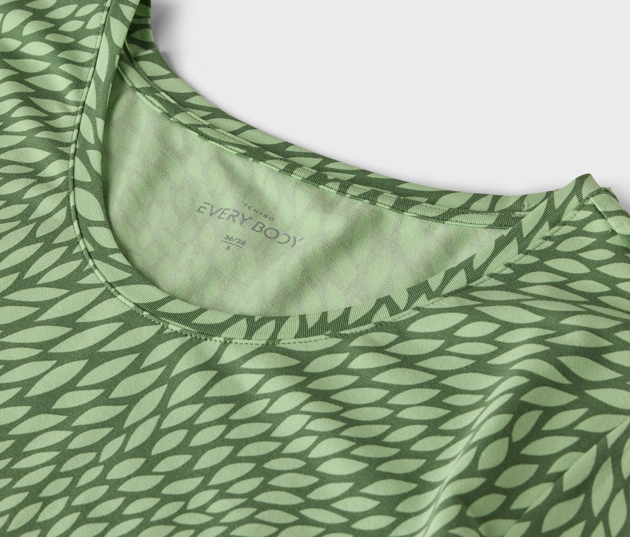 Gros plan d'un t-shirt vert avec un motif.