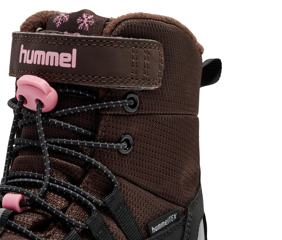 Gros plan sur une botte de neige Tex HUMMEL marron et rose.