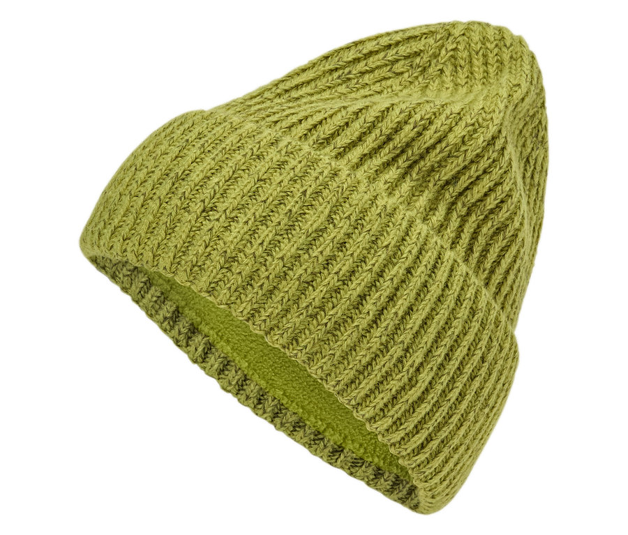 Un bonnet tricoté vert sur fond blanc.