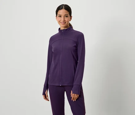Femme posant dans un ensemble violet veste et pantalon.
