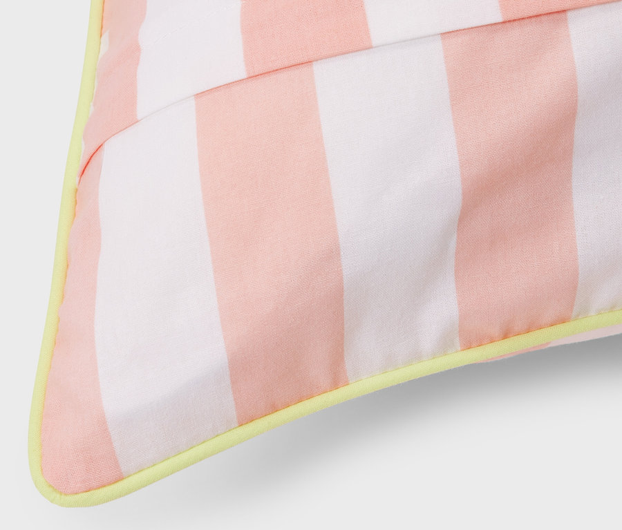 Détail d'une parure de lit en renforcé rose de taille standard avec des rayures blanches et une bordure jaune.