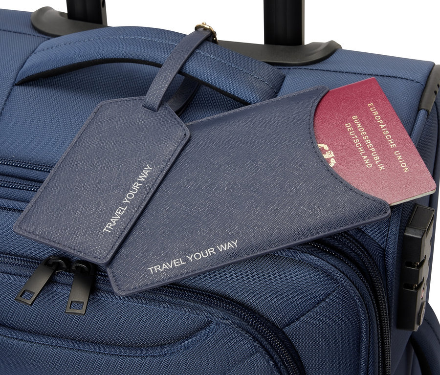 Valise bleue avec pochette pour passeport et étiquette à bagages.