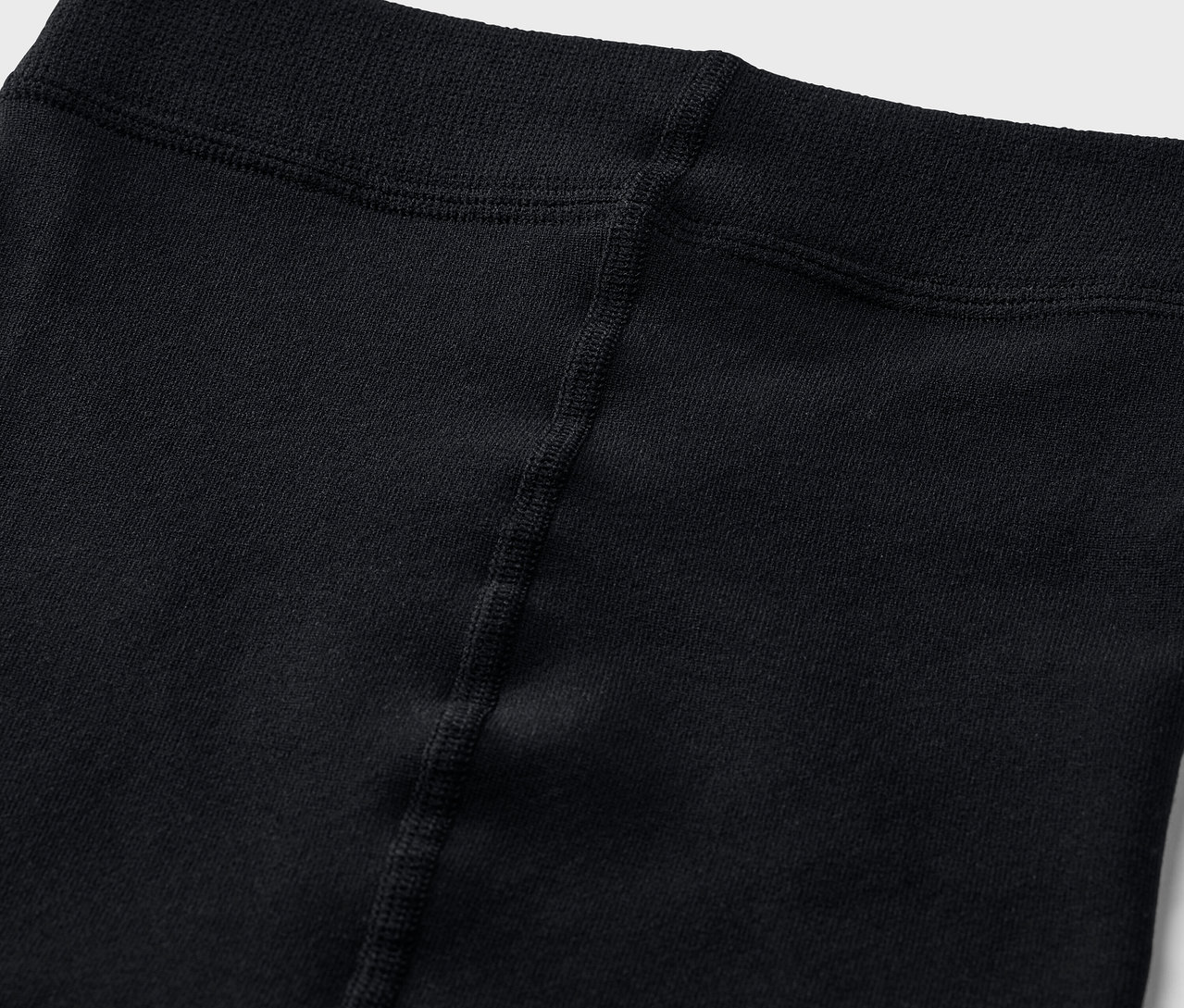 Gros plan sur la taille d'un legging noir.