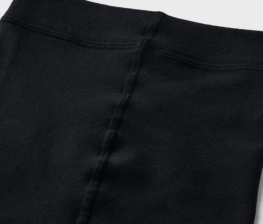 Gros plan sur la taille d'un legging noir.