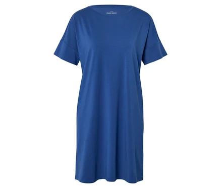Robe t-shirt bleue sur fond blanc.