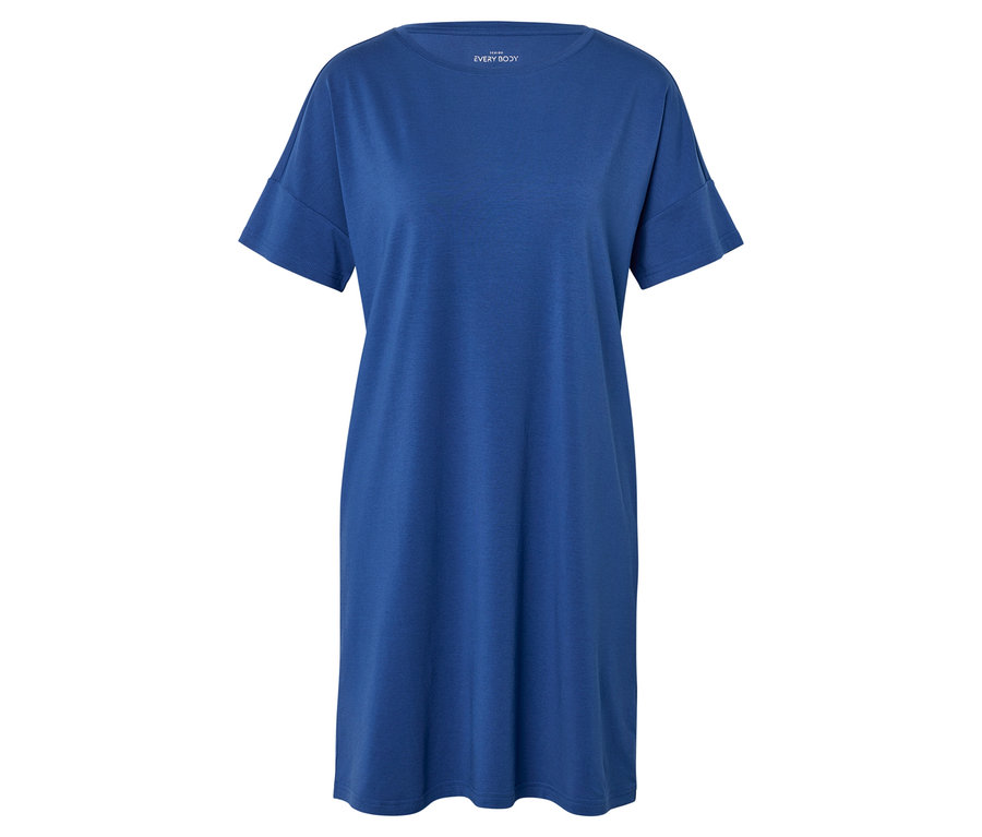 Robe t-shirt bleue sur fond blanc.