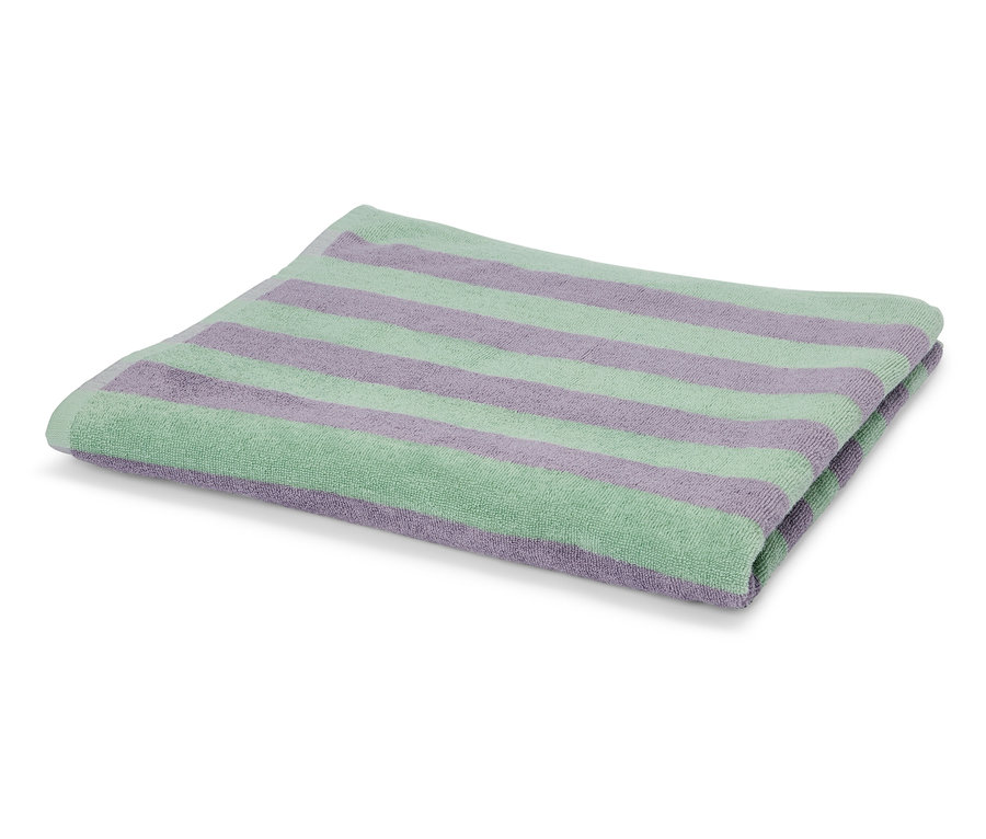 Une serviette pliée avec des rayures vertes et violettes repose sur une surface blanche.