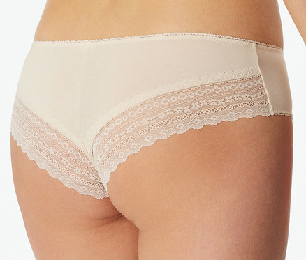 Gros plan sur le bas du dos et les fesses d'une personne portant un slip brésilien SCHIESSER beige clair avec une bordure en dentelle le long des ouvertures des jambes.