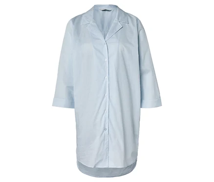 Robe chemise rayée bleu clair avec patte de boutonnage.