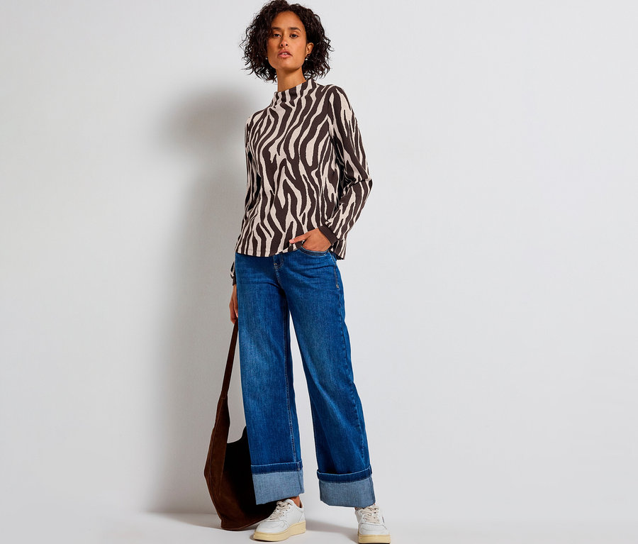 Femme portant un maillot en jacquard zébré Street One, un jean et un sac.