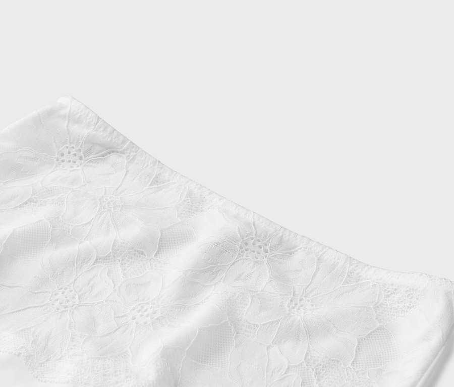 Gros plan de sous-vêtements blancs avec un motif floral.
