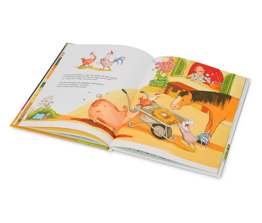 Livre d'images ouvert avec une illustration d'animaux de ferme, dont un cochon, un cheval et des poulets.