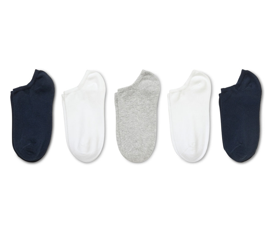 Cinq socquettes bleu marine, blanches et grises sont disposées côte à côte sur un fond blanc.