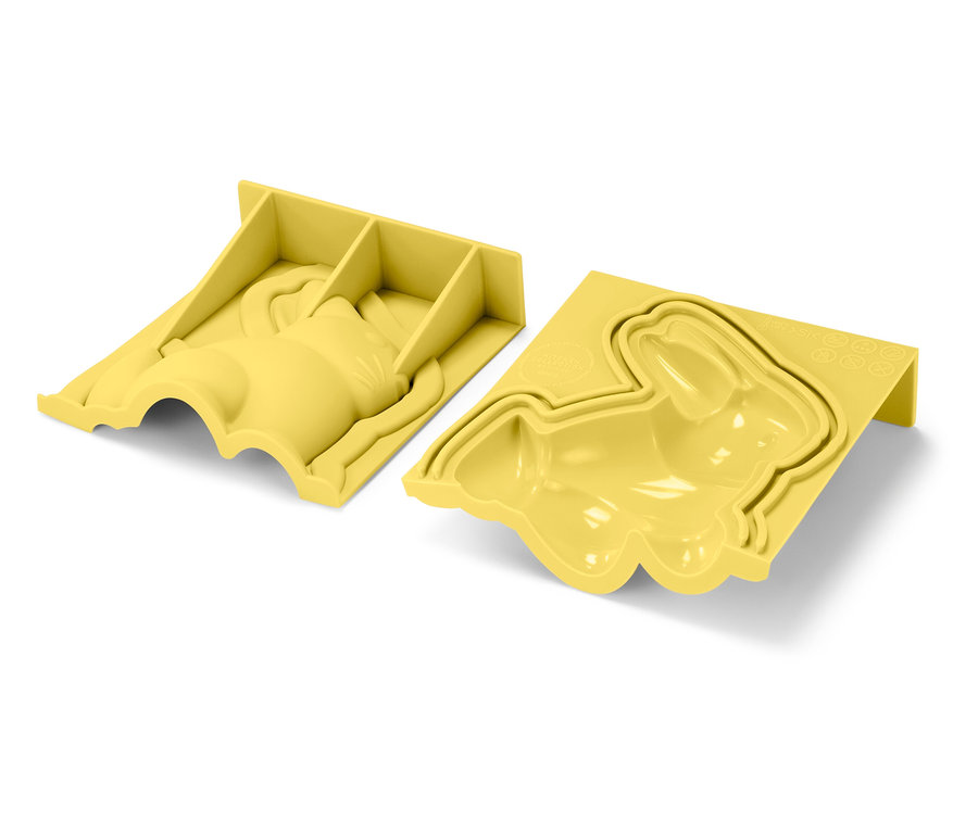 Deux moules à lapins jaunes reposent sur un fond blanc.