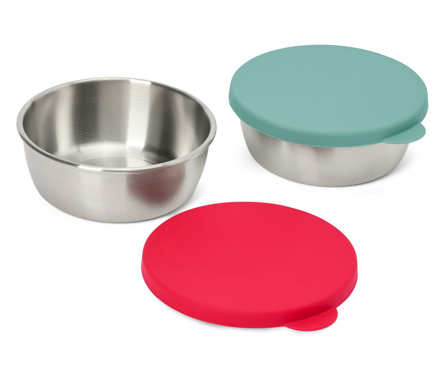 Trois bols en acier inoxydable, un ouvert, un avec un couvercle turquoise et un avec un couvercle rouge.
