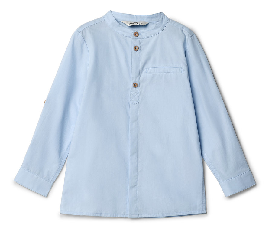 Chemise bleu clair à manches longues avec col mao et patte de boutonnage.
