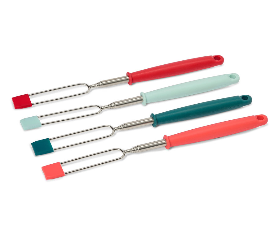 Quatre fourchettes à barbecue avec des manches rouges, menthe, vert foncé et corail sont disposées en diagonale sur un fond blanc.