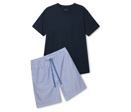 Un t-shirt bleu marine et un short de pyjama rayé sont posés l'un sur l'autre.