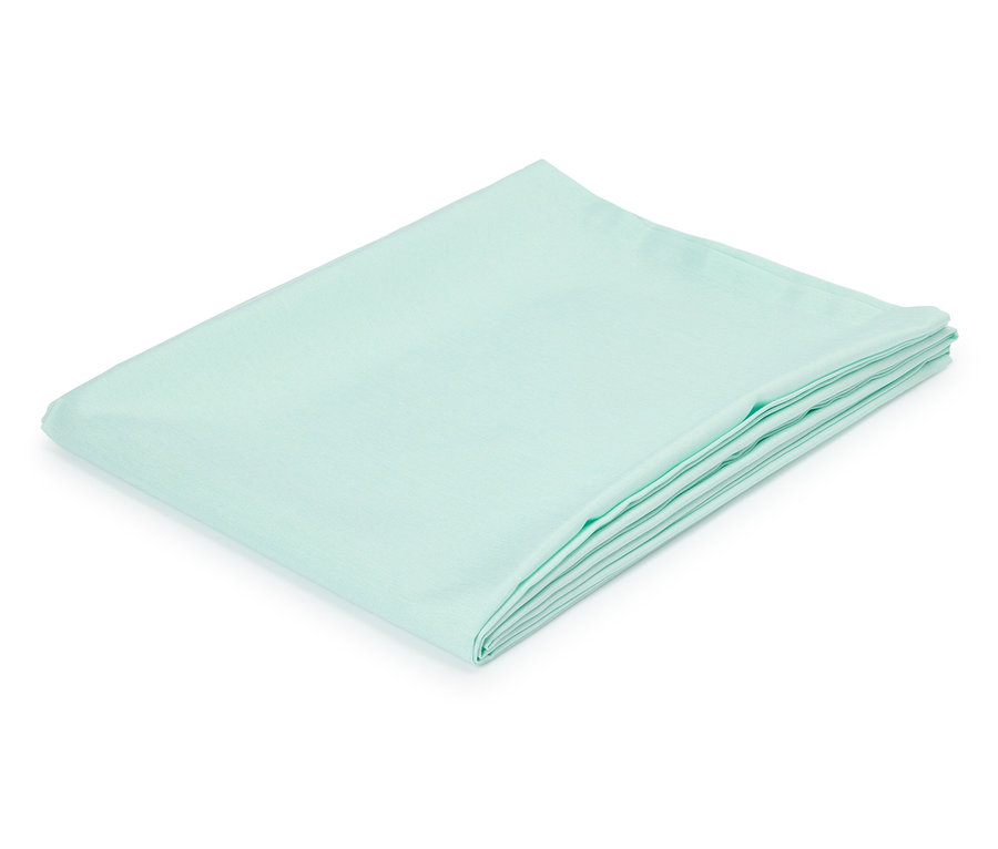 Un drap-housse vert menthe plié sur fond blanc.