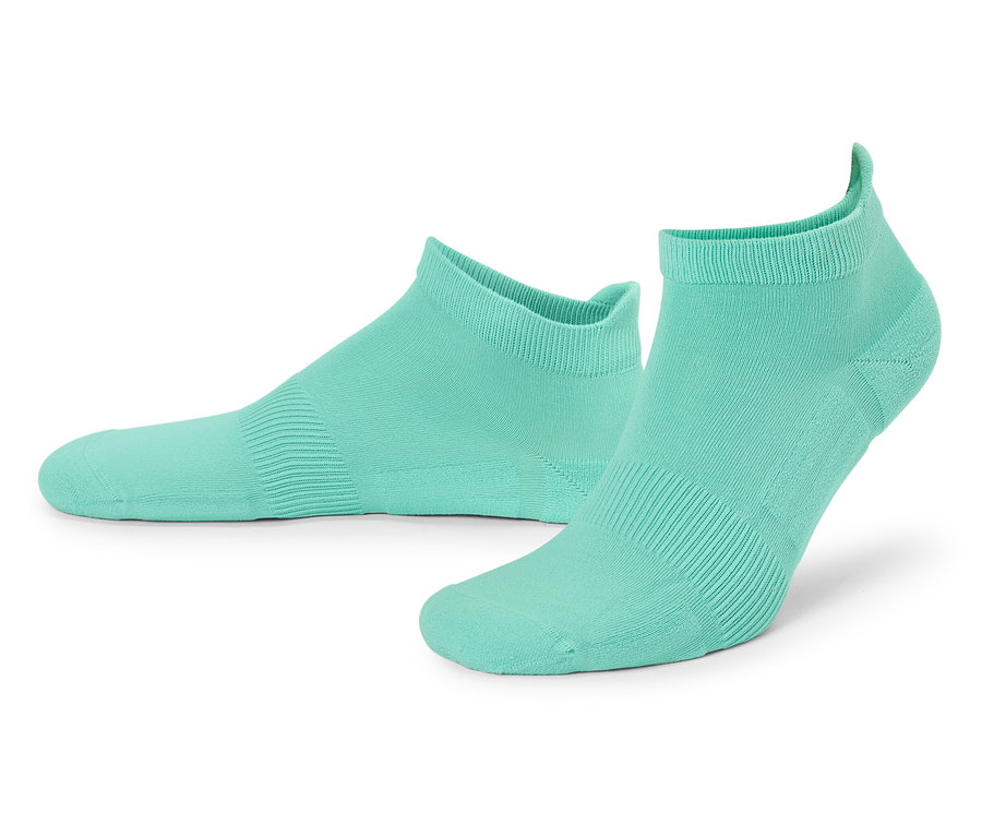 Deux chaussettes courtes turquoise clair posées sur un fond blanc.