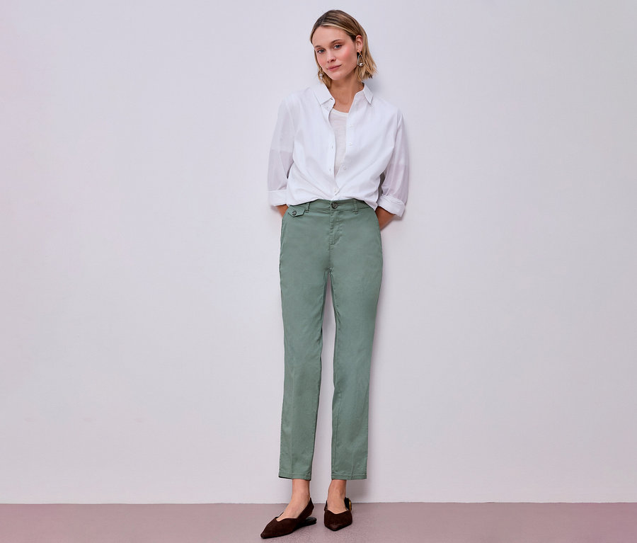 Femme portant une chemise blanche et un chino Street One menthe. Elle porte des chaussures marron.