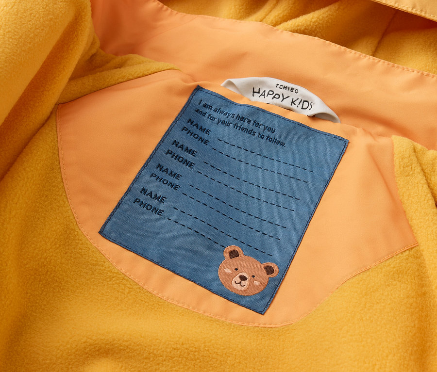 Veste jaune avec doublure polaire jaune. Écusson avec « Nom » et « Téléphone » et motif d'ours en peluche.