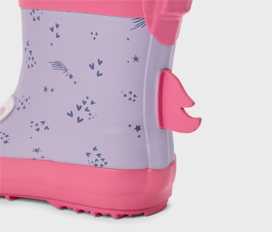 Gros plan sur une botte de pluie violette pour enfant avec une semelle et une languette rose, ornée d'étoiles et de cœurs.