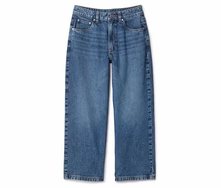 Un jean bleu clair à jambe large est posé sur un fond blanc.