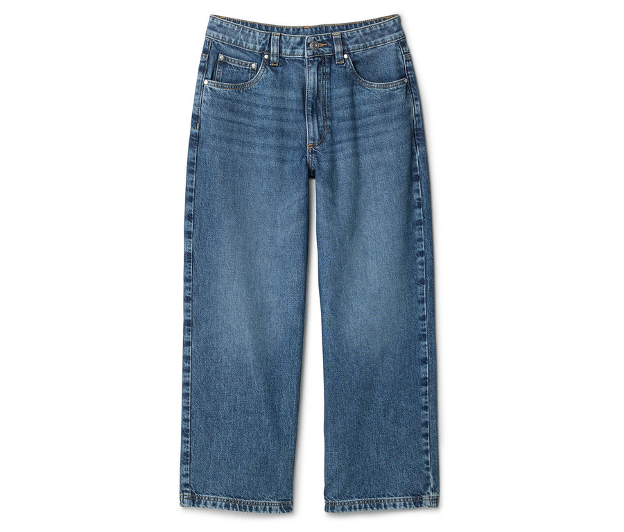 Un jean bleu clair à jambe large est posé sur un fond blanc.