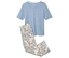 Un haut de pyjama bleu clair est posé à côté d'un pantalon de pyjama marron clair avec un motif floral bleu.