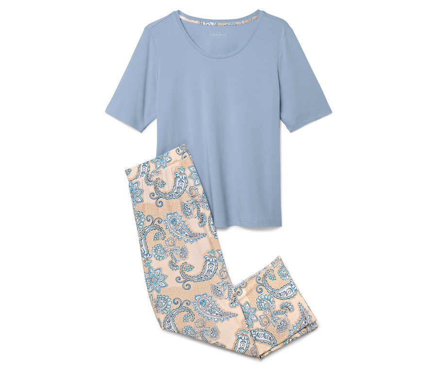 Un haut de pyjama bleu clair est posé à côté d'un pantalon de pyjama marron clair avec un motif floral bleu.