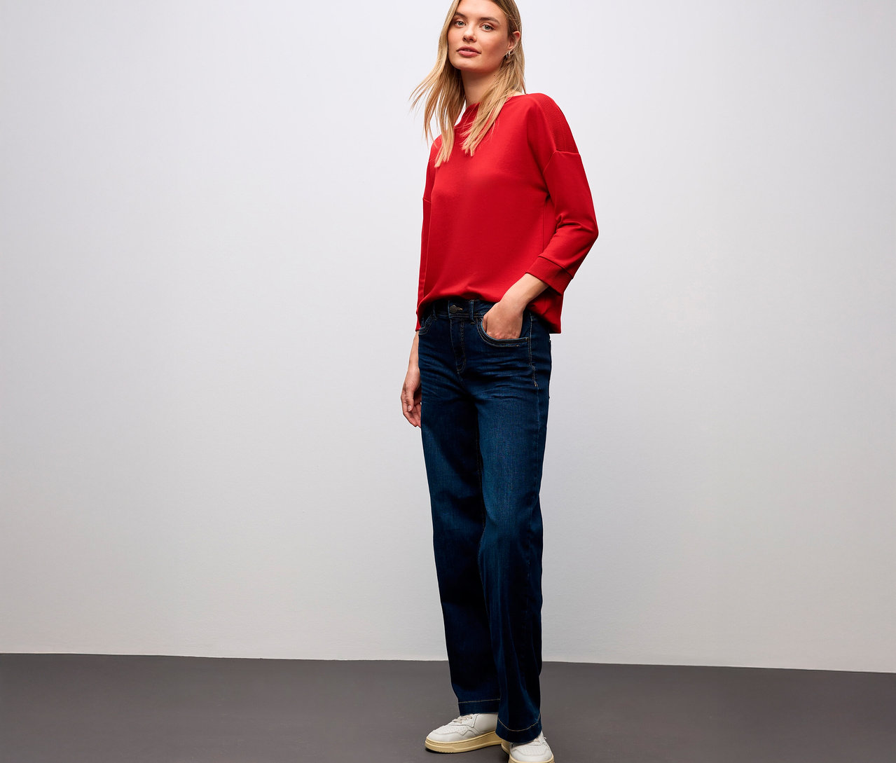 Femme portant un t-shirt rouge Street One avec détails côtelés et un jean.