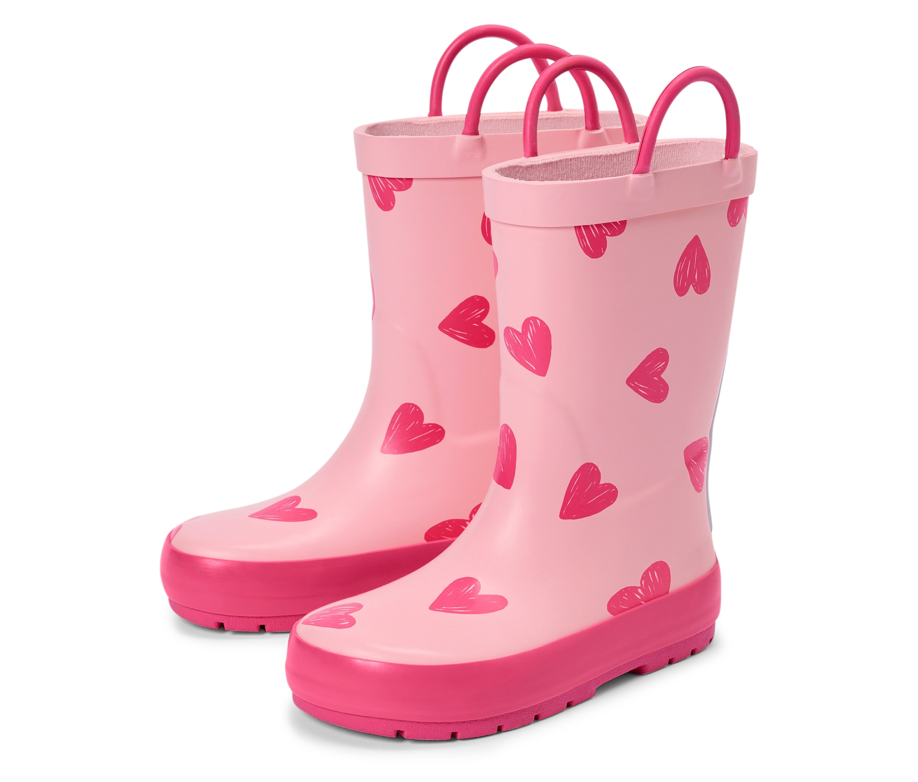 Deux bottes de pluie roses à motifs de cœurs se tiennent côte à côte.