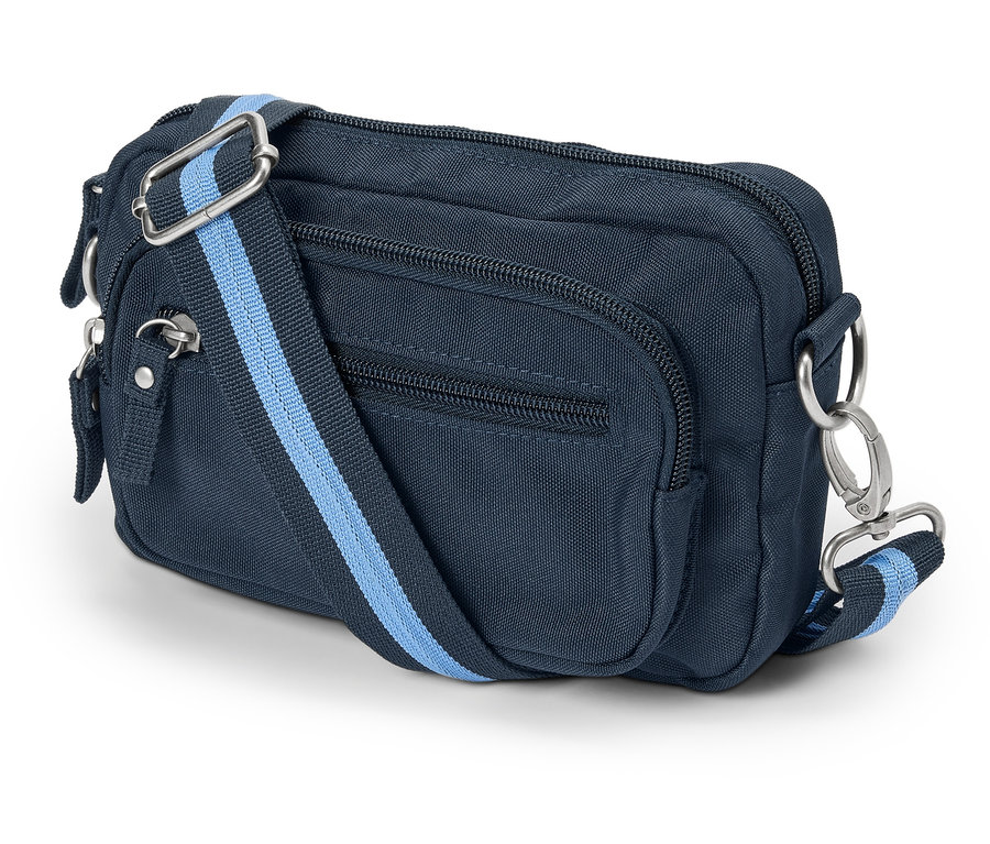 Un sac à bandoulière bleu marine avec une bandoulière rayée bleue est posé sur un fond blanc.