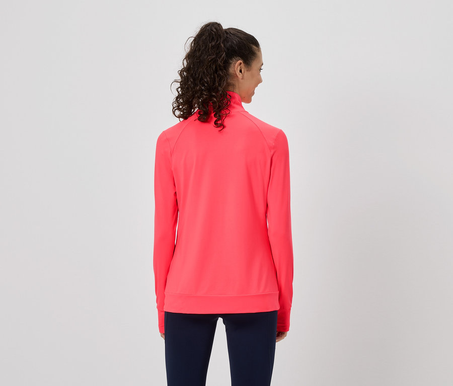 Vue arrière d'une femme avec une queue de cheval portant un survêtement corail et un legging bleu marine.
