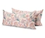 Trois coussins rectangulaires avec un motif floral clair sont posés les uns sur les autres.