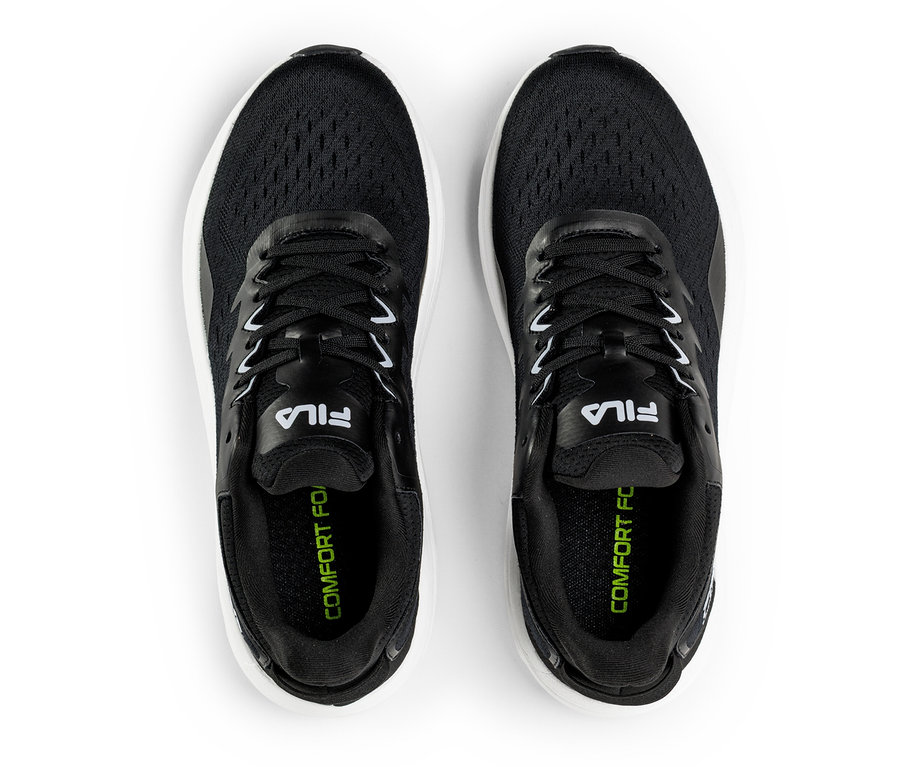 Une paire de sneakers pour homme FILA Retron noires et blanches, vues de dessus. Elles présentent une tige en mesh noir et des semelles blanches.