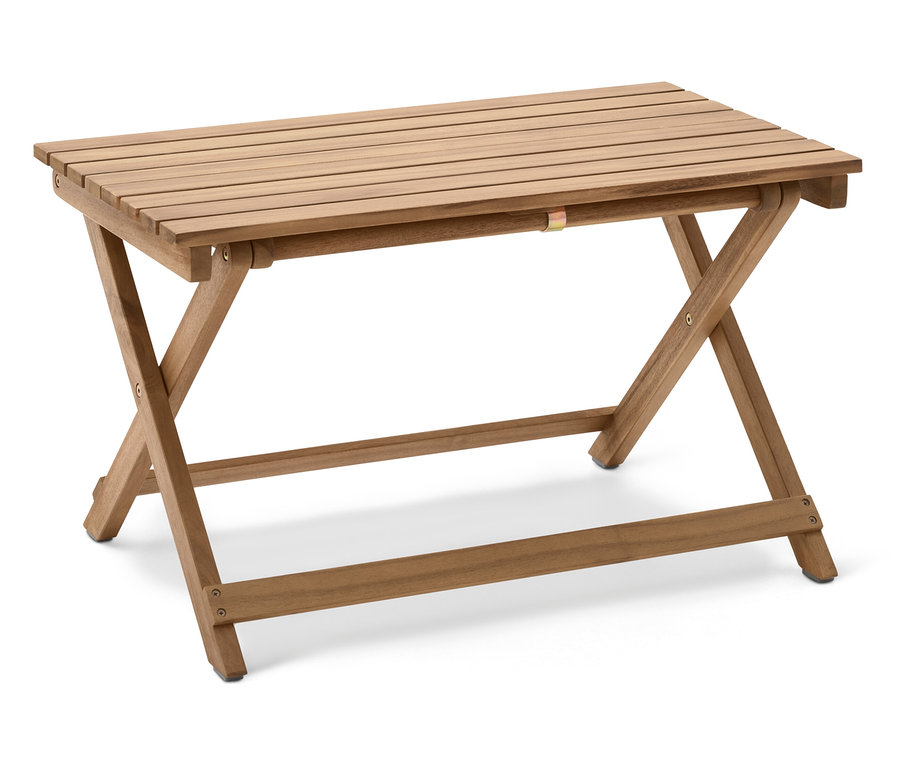 Une table pliante rectangulaire en bois sur fond blanc.
