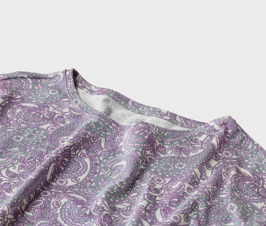Gros plan d'un haut avec un motif cachemire violet et vert.