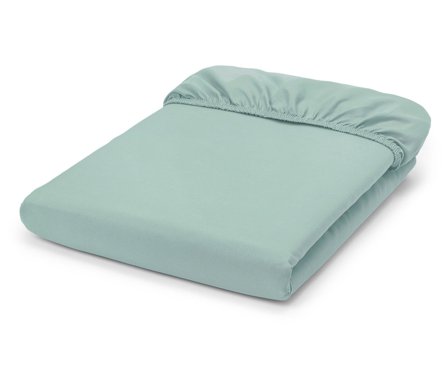 Drap-housse bleu clair plié sur fond blanc.