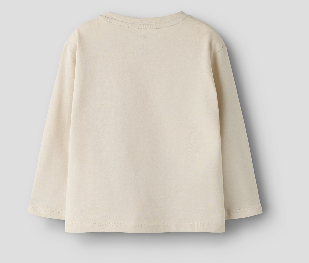 Gros plan sur le dos d'un t-shirt à manches longues beige NAME IT.