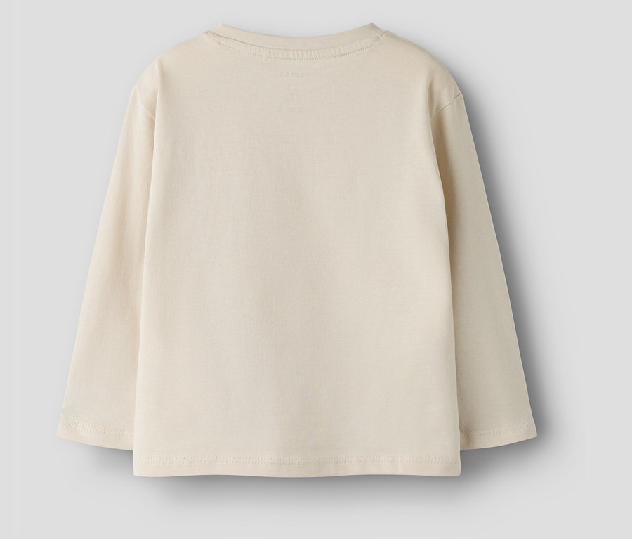 Gros plan sur le dos d'un t-shirt à manches longues beige NAME IT.