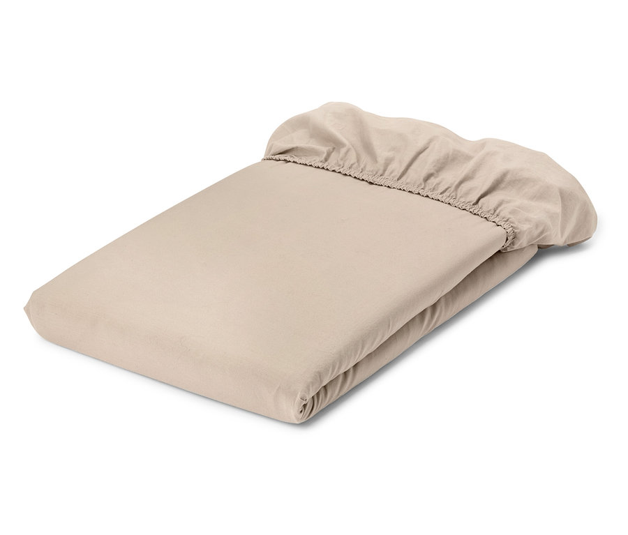 Drap-housse beige plié sur fond blanc.