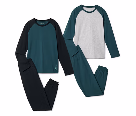 Deux ensembles de pyjamas sont côte à côte, l'un noir et vert foncé, l'autre gris et vert foncé.