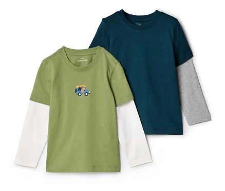 Deux t-shirts à manches longues pour enfants, un vert olive avec un motif de voiture et un bleu marine avec des manches grises.