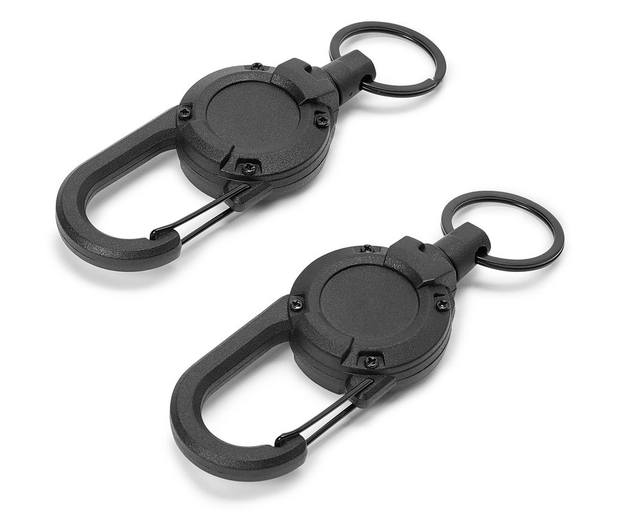 Deux porte-clés noirs avec mousquetons posés sur un fond blanc.