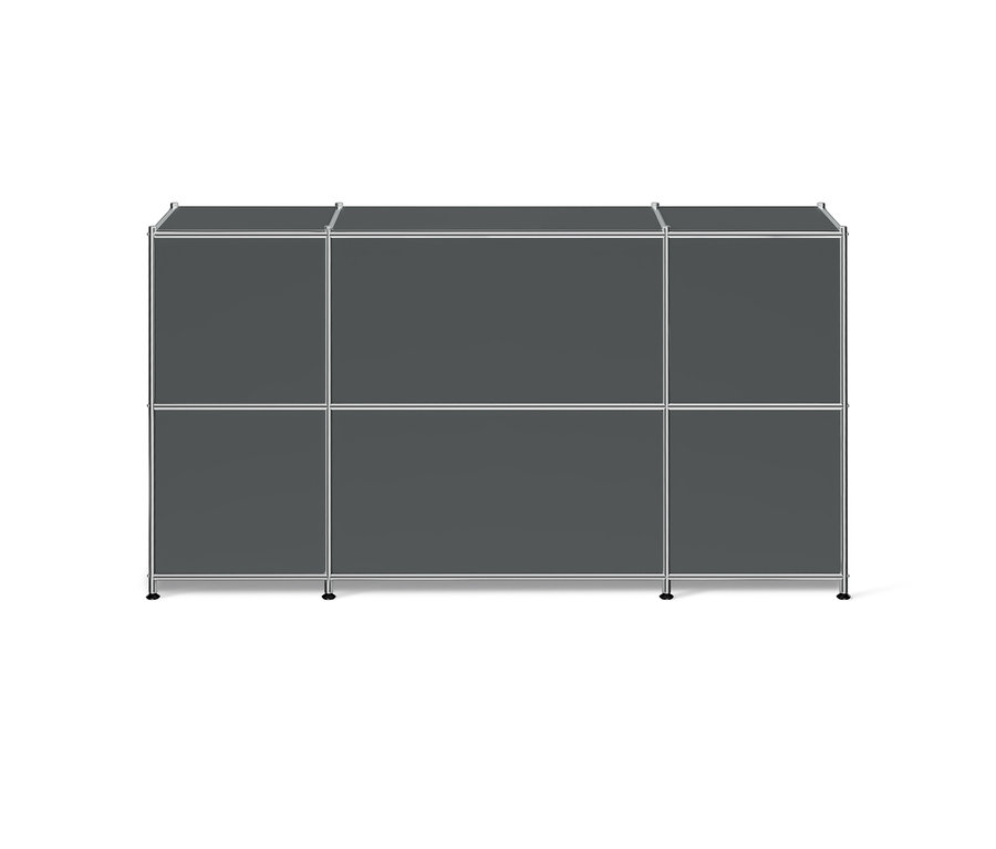 Une étagère modulaire gris foncé avec un cadre argenté, composée de deux rangées et trois colonnes, reposant sur de petits pieds noirs sur fond blanc.