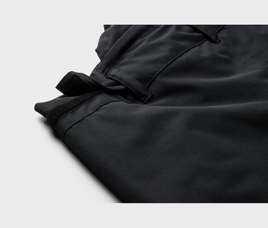 Gros plan d'un tissu noir avec une bande velcro et des coutures.